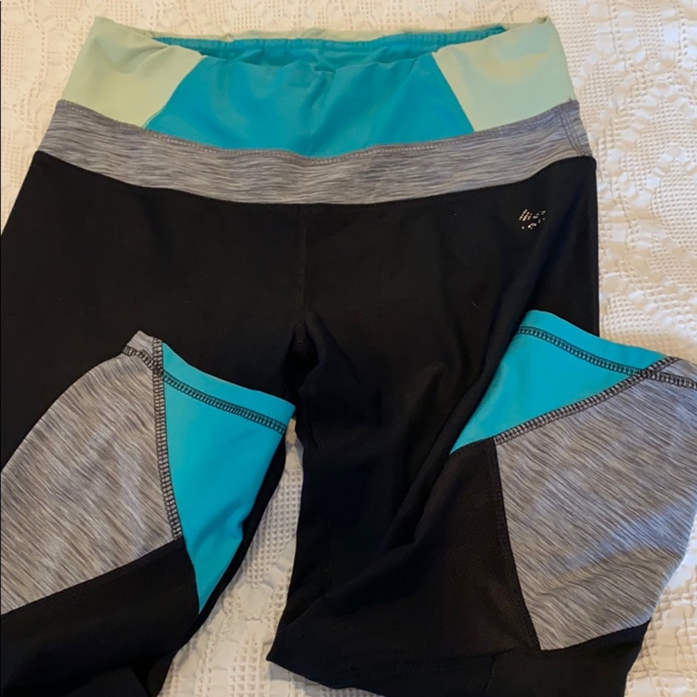 Cropped active wear leggings